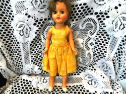 12" CUTE HARD PLASTIC FULLY JOINTED LIGHT BROWN FASHION DOLL, YELLOW DRESS
